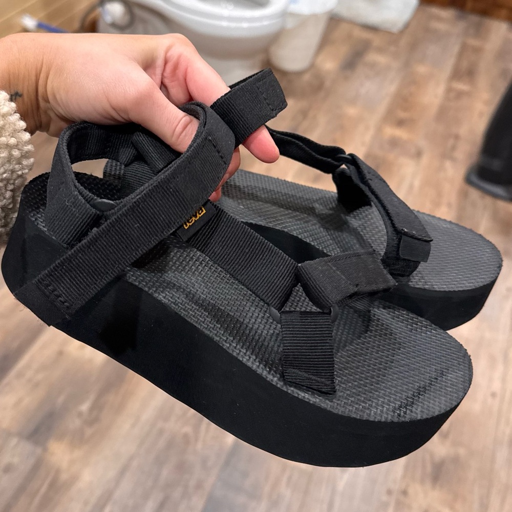 Women’s tevas